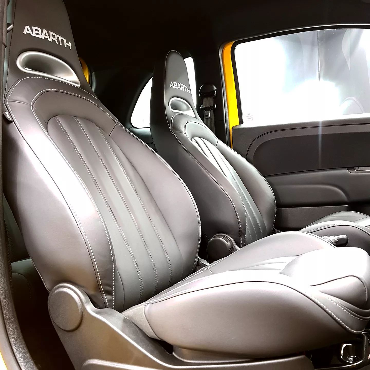 Interior de cuero de un coche, limpio y aspirado.