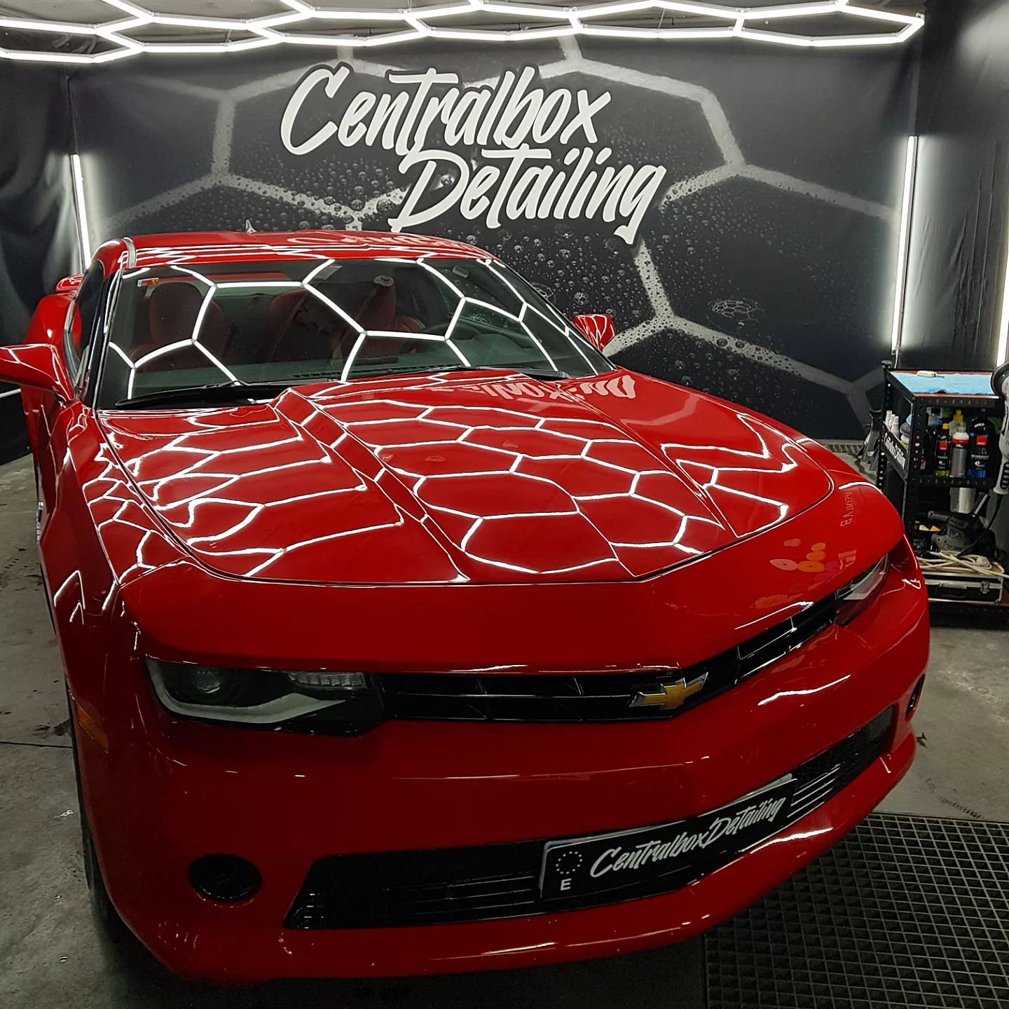 Coche deportivo con tratamiento cerámico reflejando la luz.